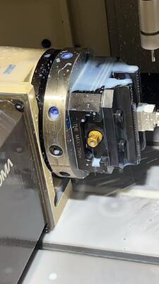 الدقة 001mm المحور الخامس الممر الذاتي مناسبة ل 4 محور CNC طحن ضمان الدقة العالية والأمان عقد قطعة العمل